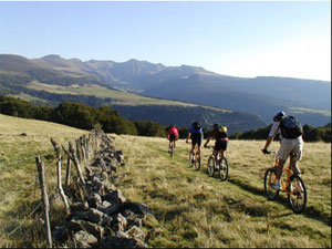ciclistas-btt-auvernia Ciclistas BTT en Auvernia